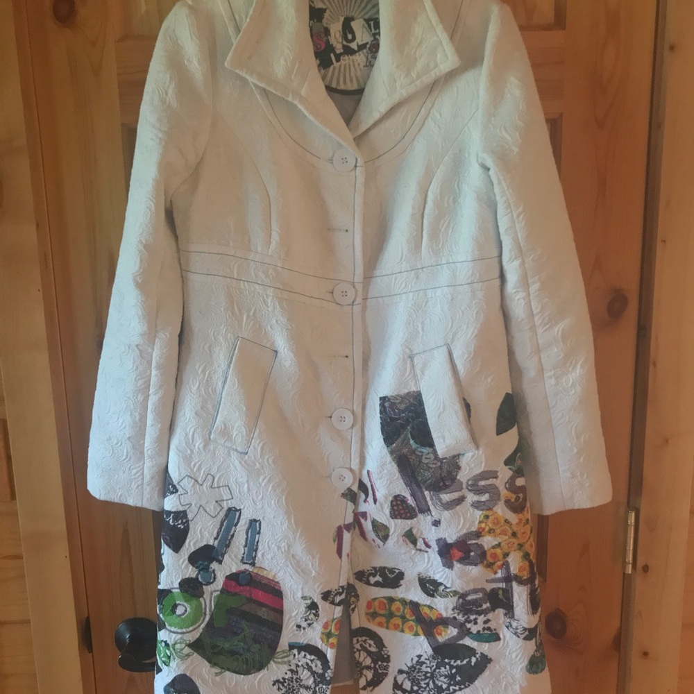 Ladies light weight lined coat. Fits like a medium